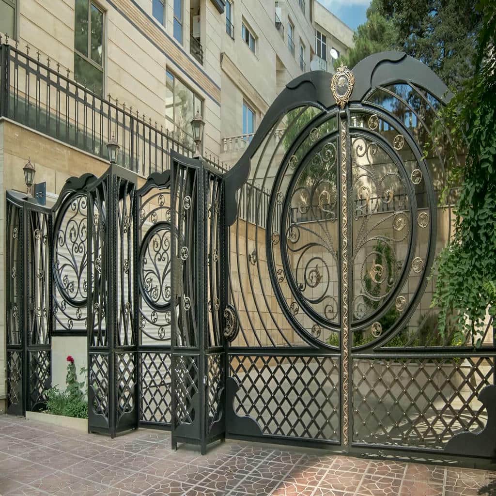 درب فرفورژه با جزئیات دست ساز روی قاب پروفیل مقاوم