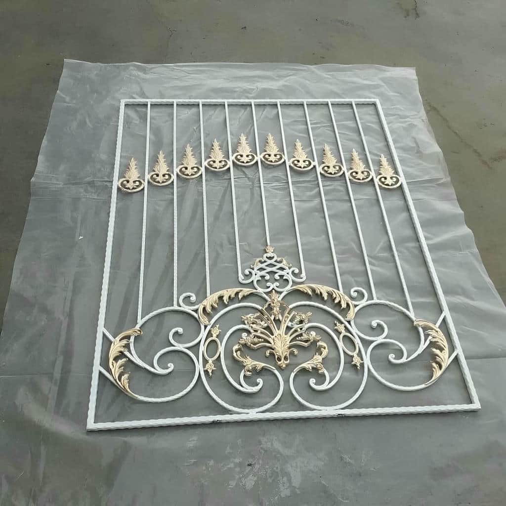 اندازه‌گیری دهانه برای سفارش نرده پنجره لولایی