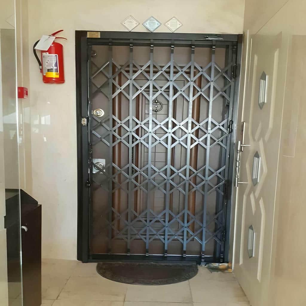 بررسی فضای جمعشدن شبکه فلزی ورودی مغازه بررسی فضای جمعشدن شبکه فلزی ورودی مغازه