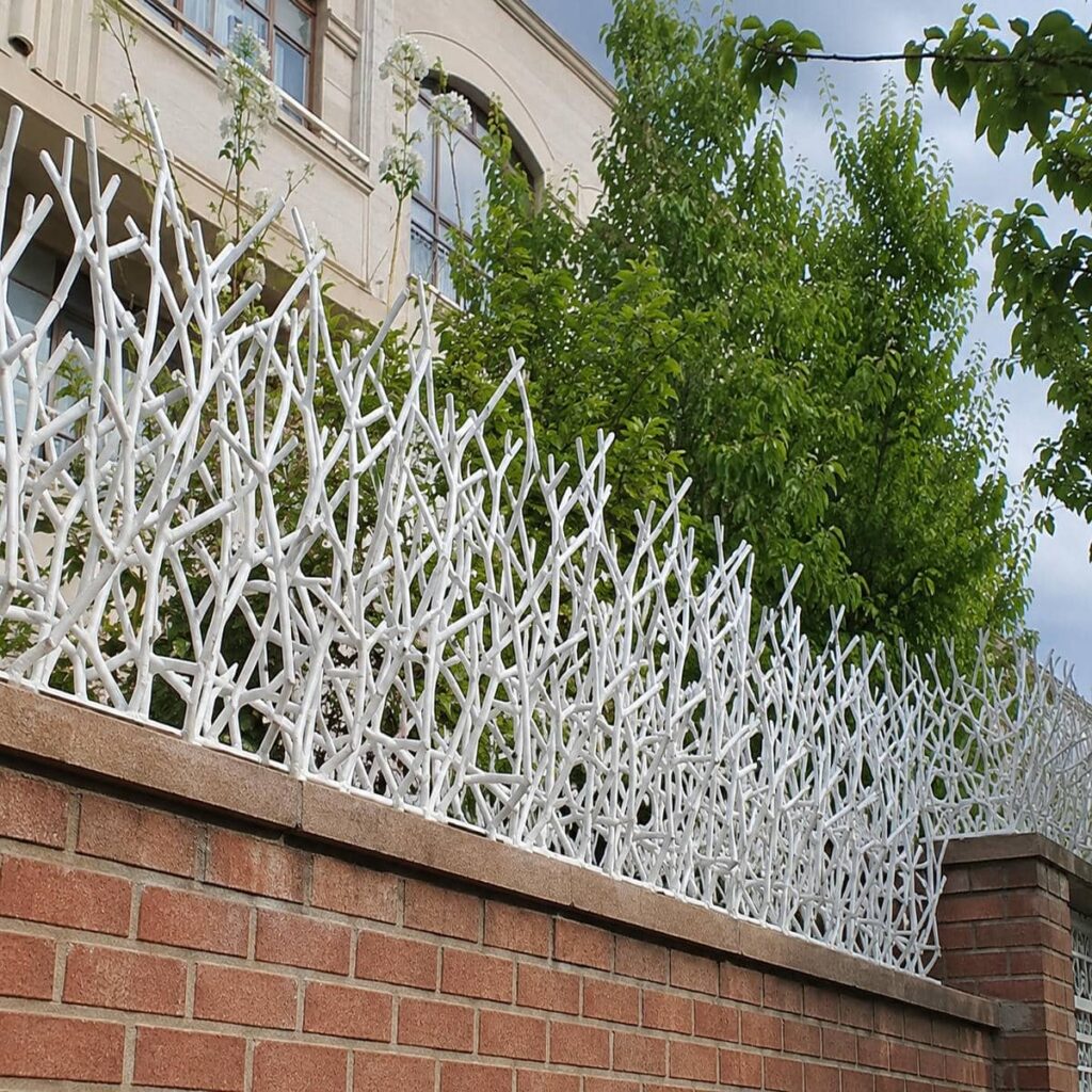بررسی محل اتصال پایه‌های گارد فلزی دیواری