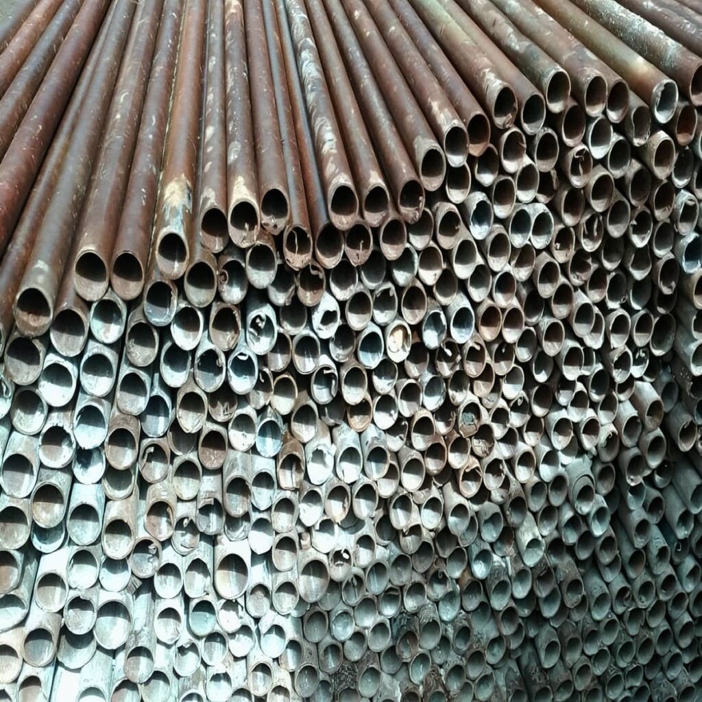 تصویر انتهای لوله آهنی با ضخامت جداره مشخص