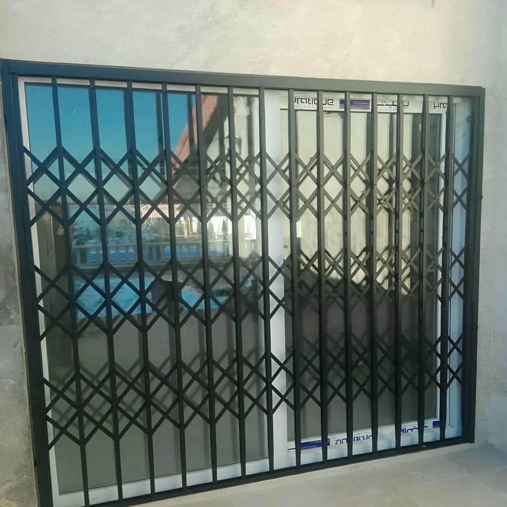 درب آکاردئونی با رنگ هماهنگ ساختمان