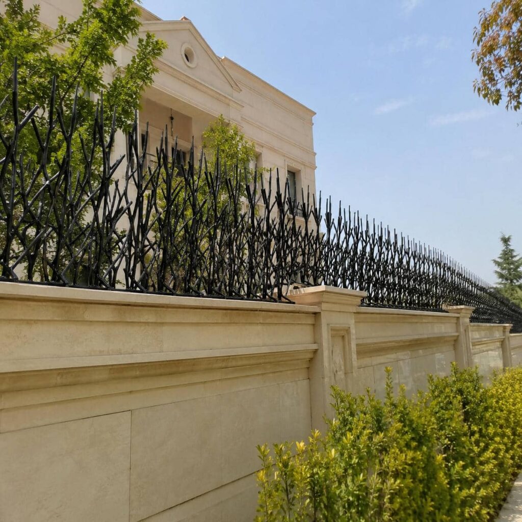 مدل شاخ گوزنی روی دیوار با نمای خاکستری