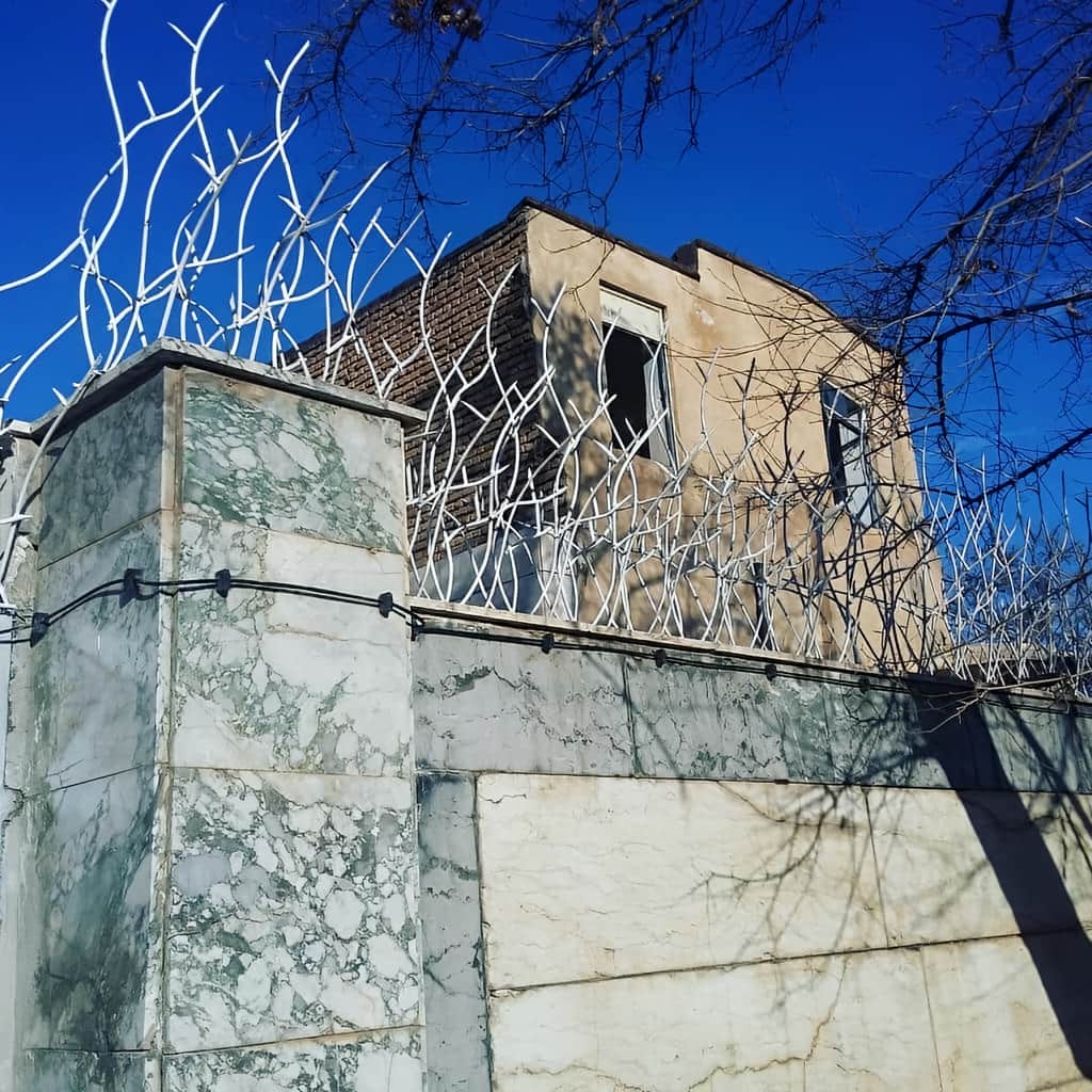 مدل شاخ گوزنی روی دیوار کنار ورودی ویلا