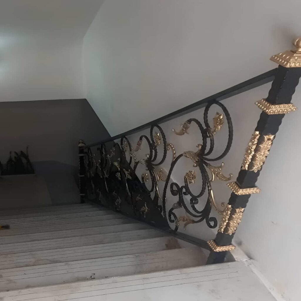 مشاوره انتخاب نرده فلزی برای پله گرد کوچک