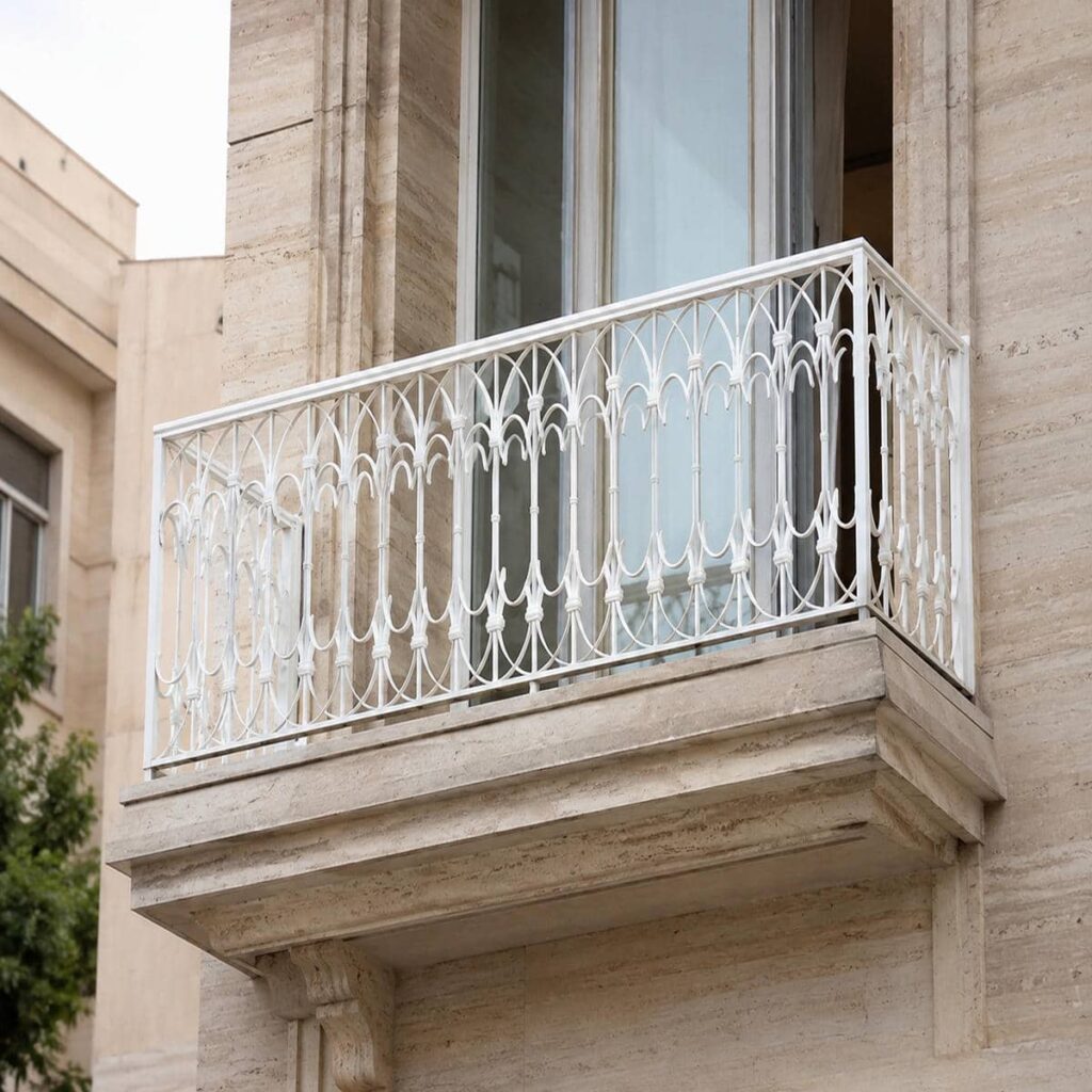 نرده بالکن با رنگ هماهنگ نما