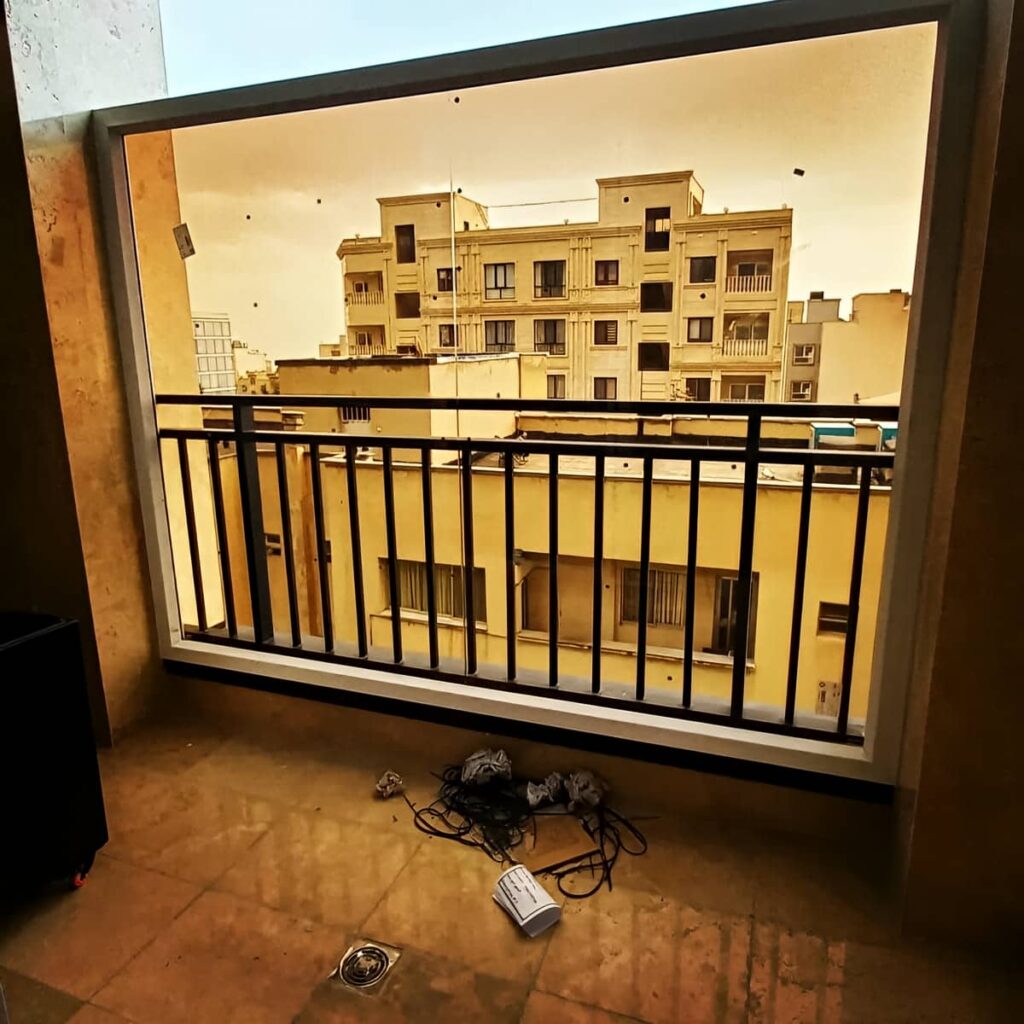 نرده بالکن سفارشی در نمای ساختمان
