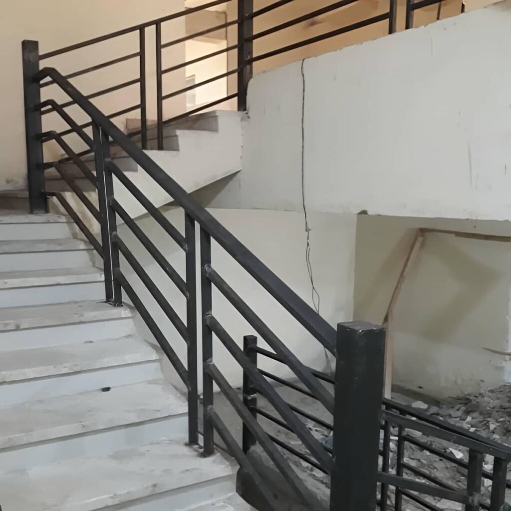 نرده راه پله سفارشی استان همدان با فرم مستقیم