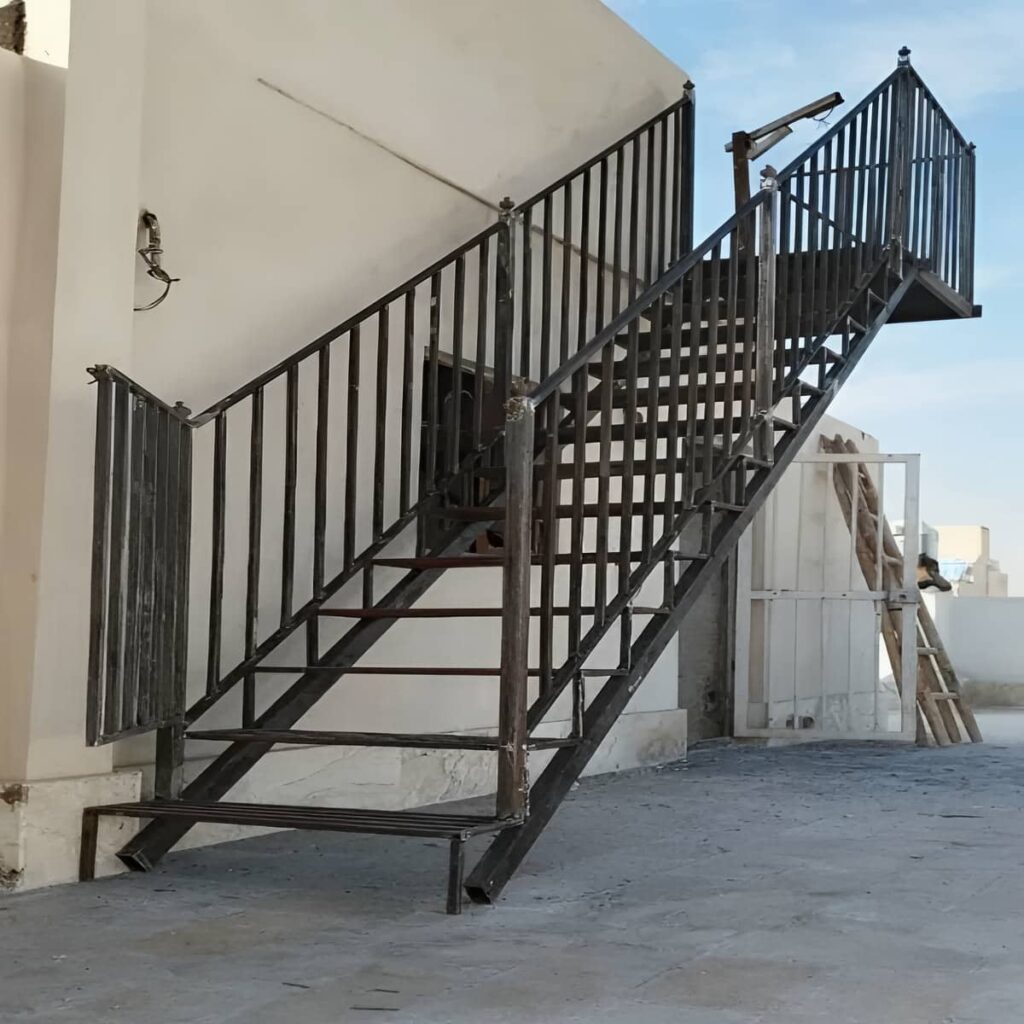 نرده راه پله و تفاوت آن با دستگیره دیواری