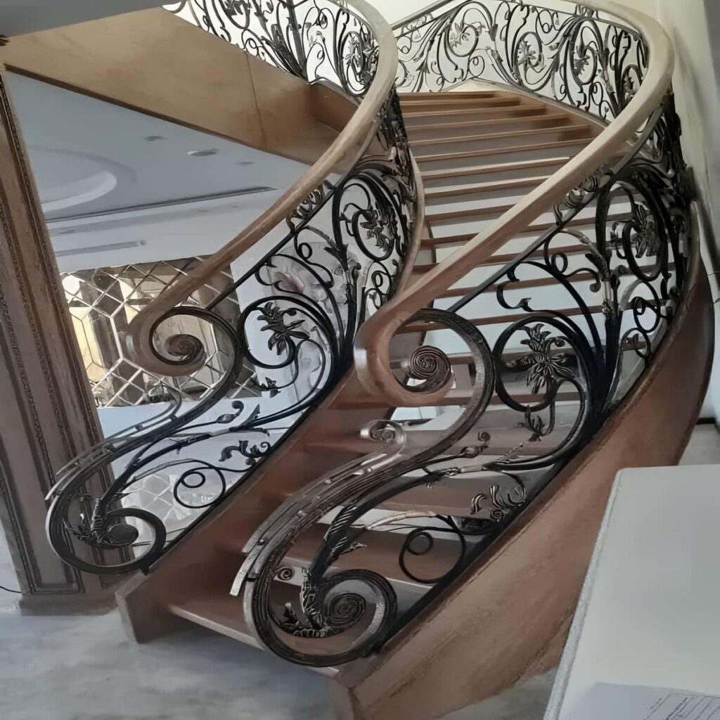 نرده فلزی مشکی با پوشش محافظ برای حیاط
