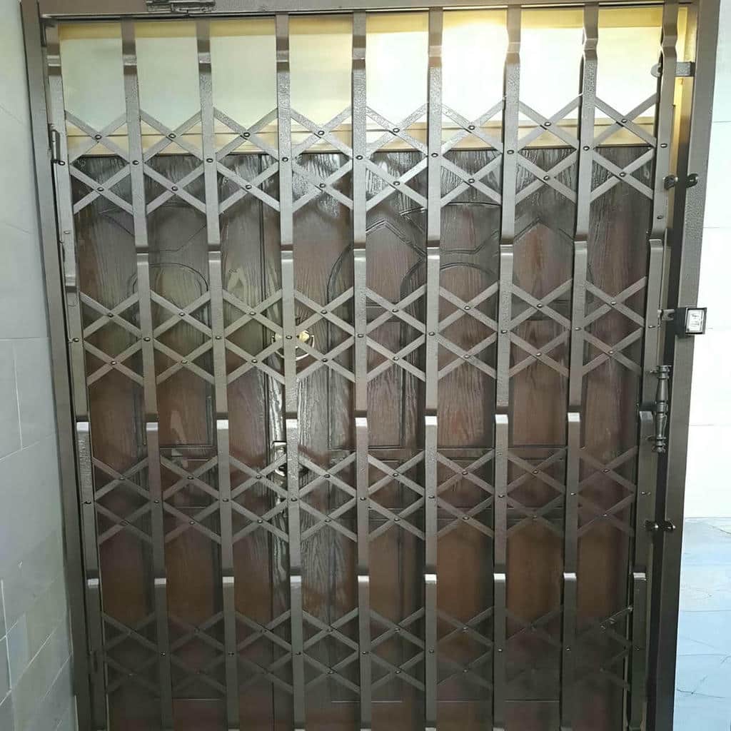نصب تخصصی حفاظ آکاردئونی روی ورودی بیرونی