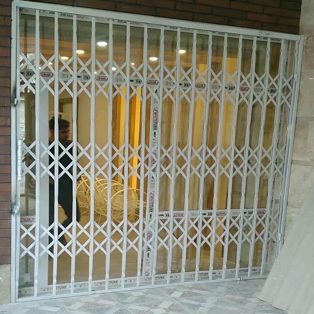 نصب تخصصی حفاظ پوشش‌دار متناسب با ابعاد دهانه