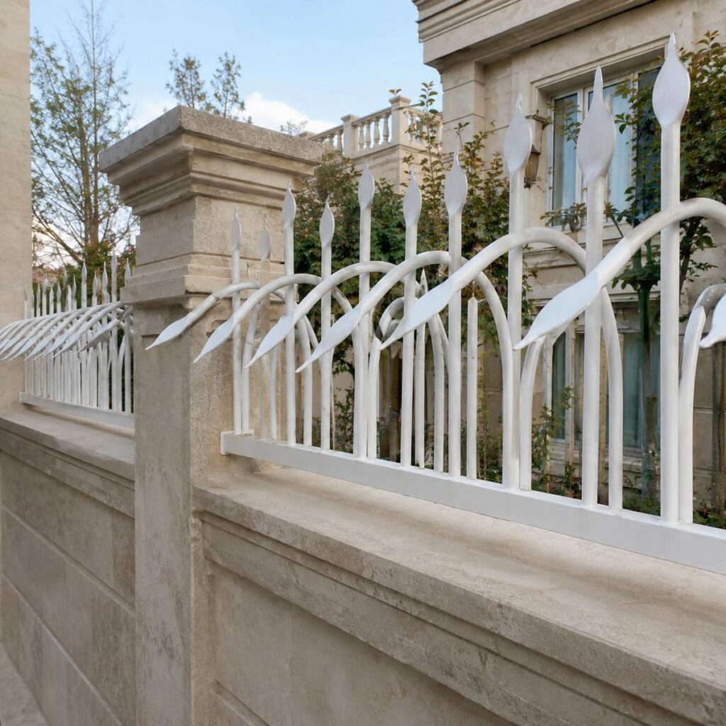 نمای تکرار نقوش هندسی در گارد دیواری حیاط
