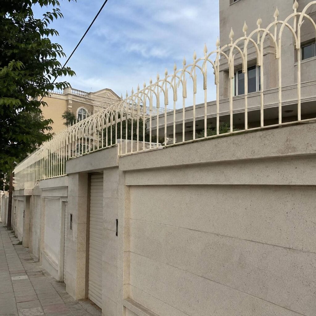 نمای جانبی حفاظ سرنیزه‌ای روی دیوار شیب‌دار