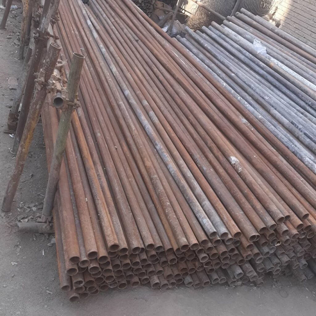 نمای شاخه‌های داربستی کم‌تعداد در انبار فروش