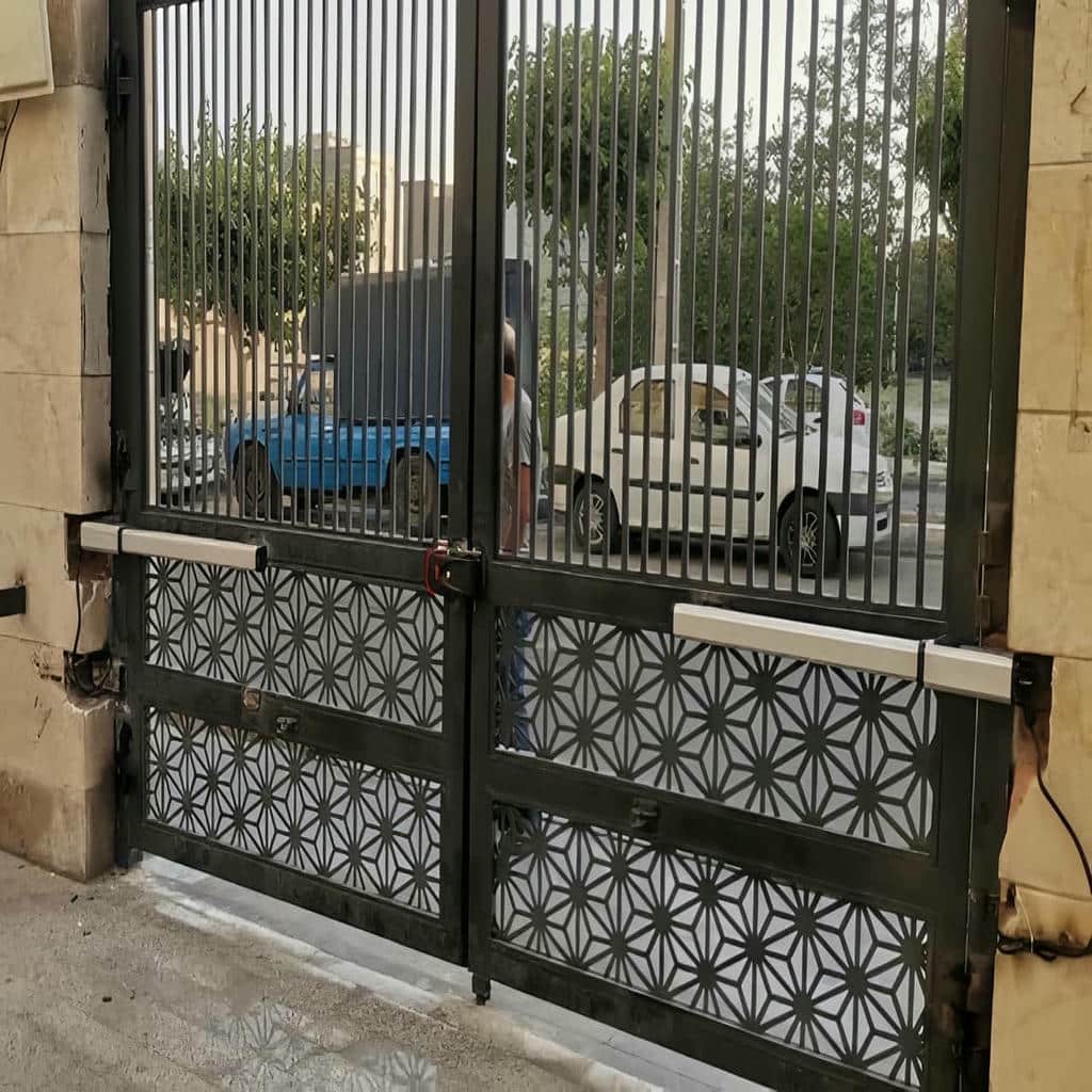 نمای مجموعه برق اضطراری موتور درب فلزی