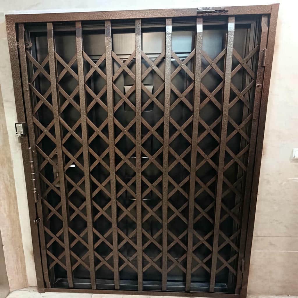 نمای محافظ آکاردئونی ورودی زیر پیش‌آمدگی سقف
