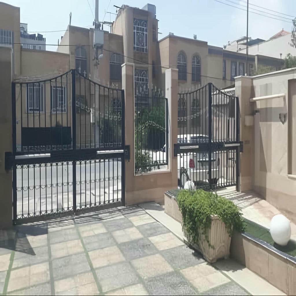 نمای موتور بازویی کنار ستون عمیق ورودی