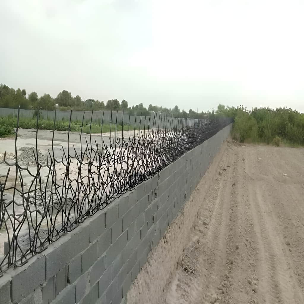 نمای نرده روی دیوار کنار درب فرفورژه