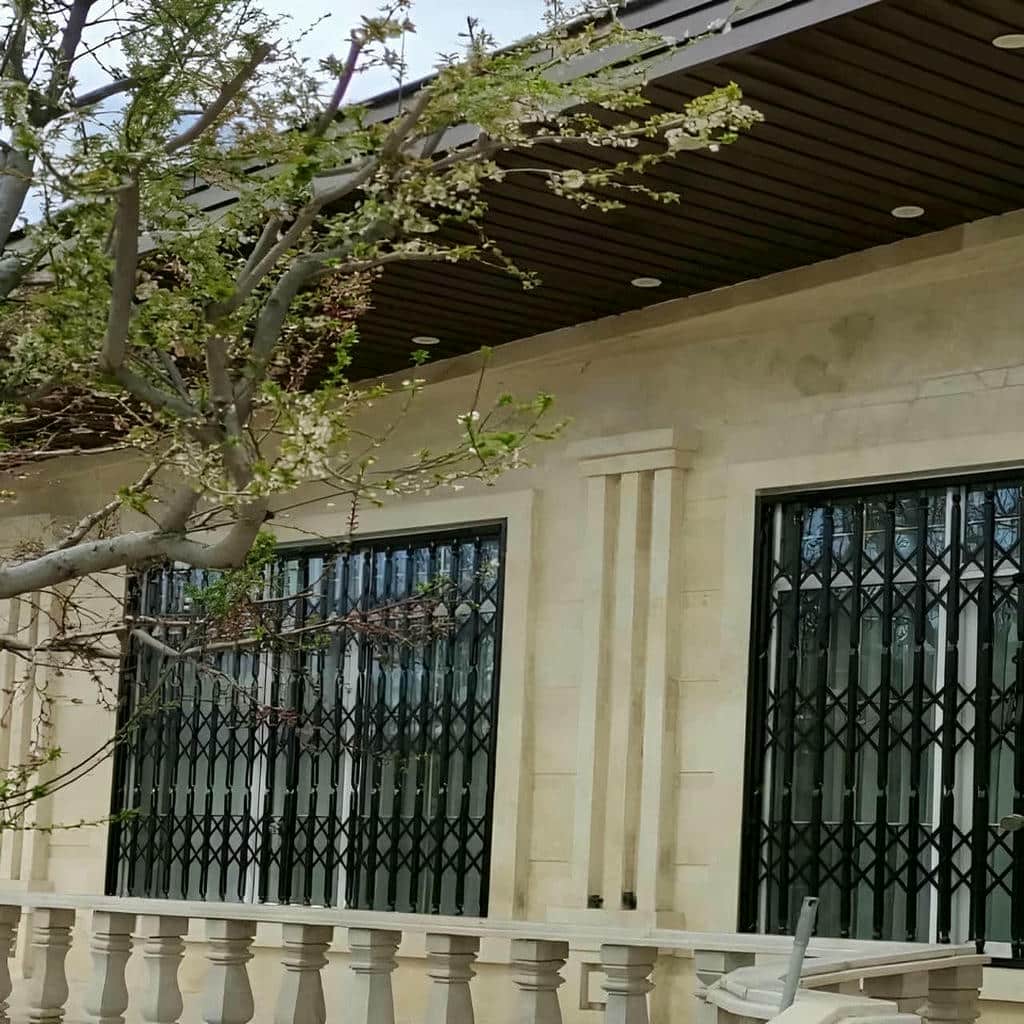 نمای نزدیک ریل محافظ ورودی سفارشی