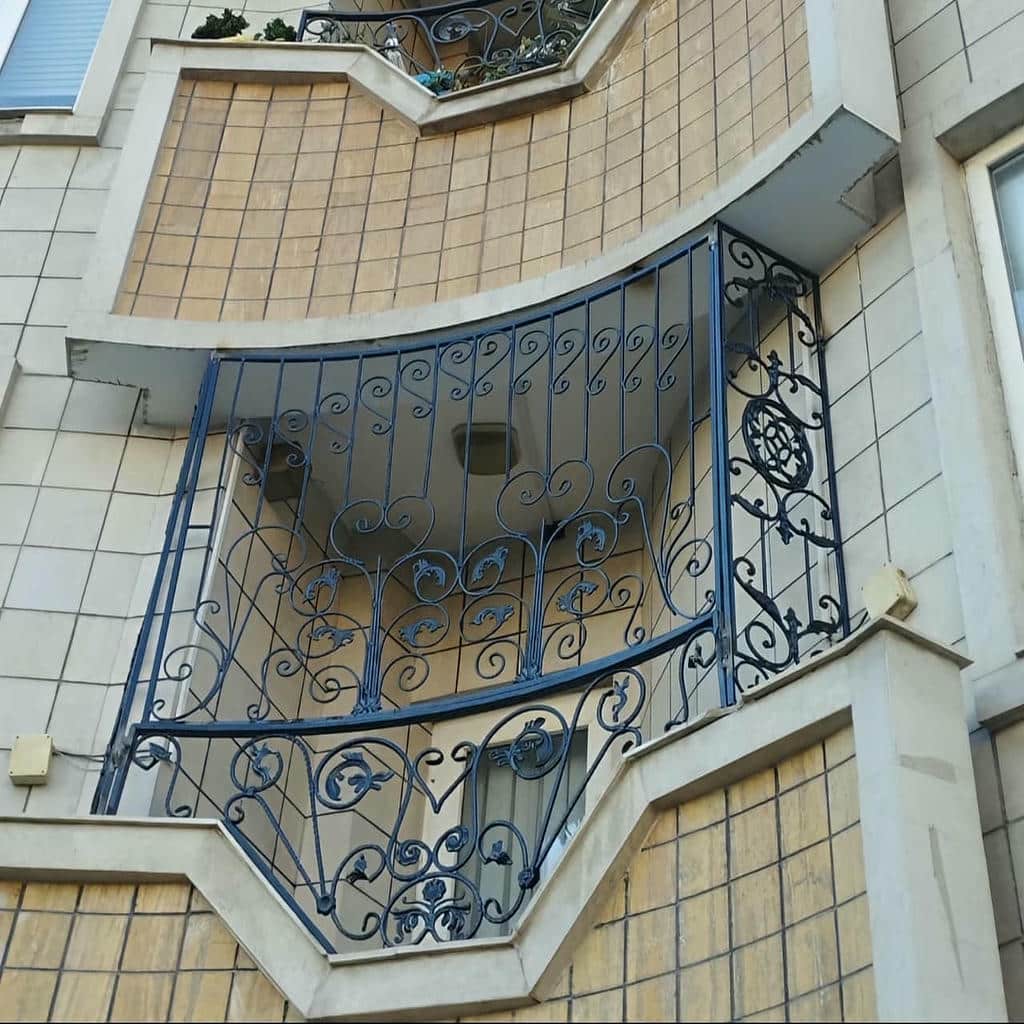 نمای نزدیک زیرکار نرده آهنی پنجره مسکونی