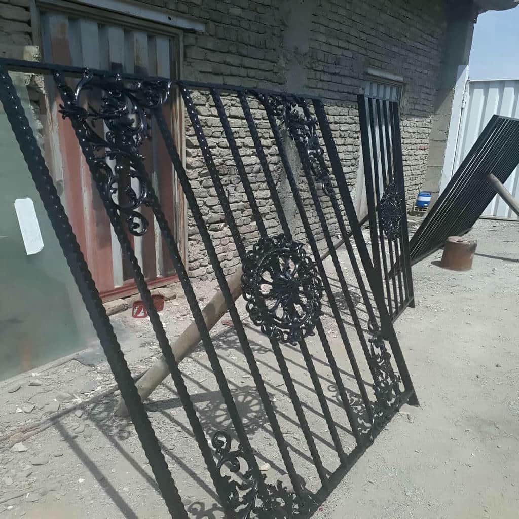 نمای نزدیک فاصله عناصر نرده فلزی قائم