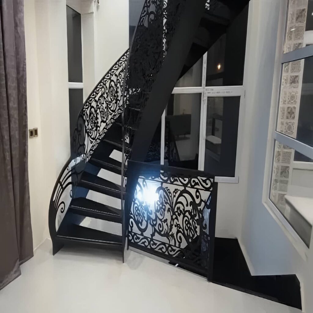 نمای نزدیک مقطع گرد دست‌انداز چوبی پرداخت‌شده