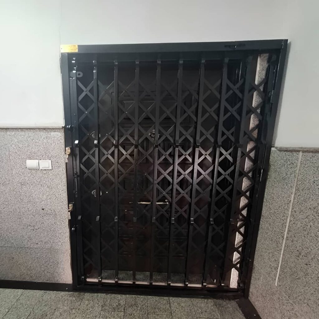 نمای نزدیک پرچ‌های فلزی شبکه آکاردئونی