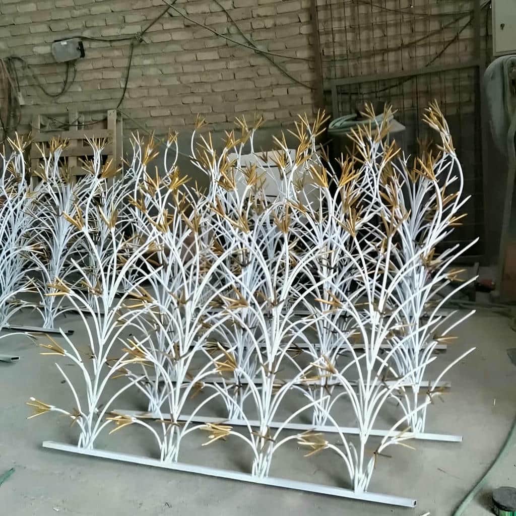 نمای نزدیک گل‌های فلزی نرده لیلیوم تزئینی