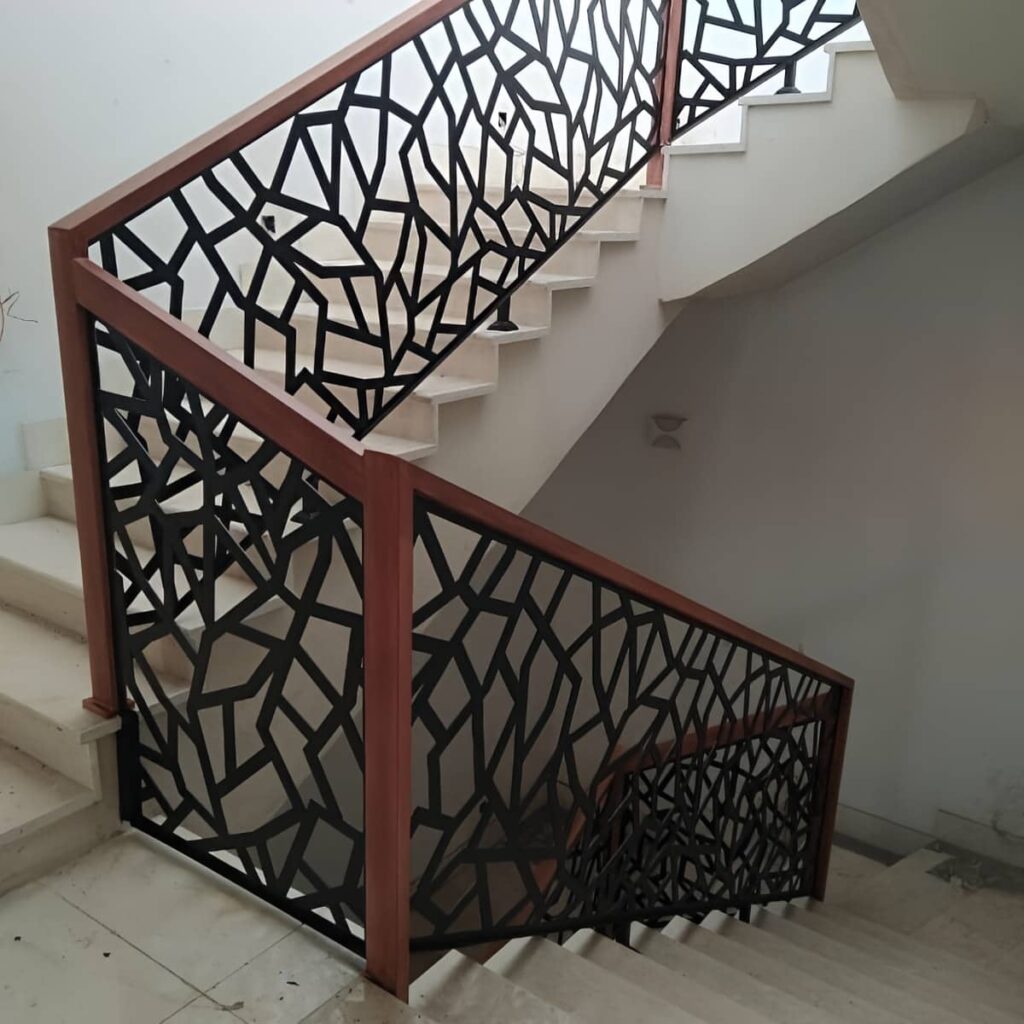 نمای نزدیک یراق نقطه‌ای هندریل شیشه‌ای مدرن