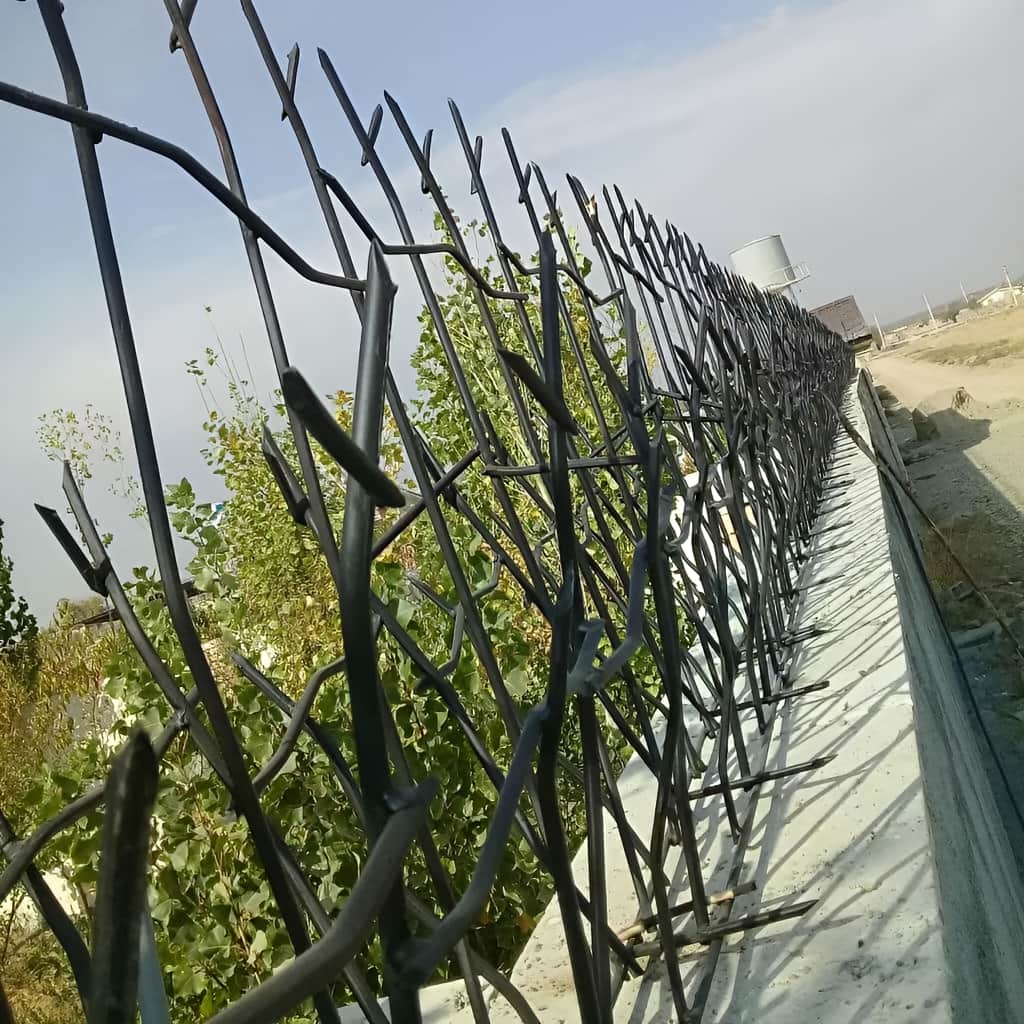 هماهنگی رنگ حفاظ فلزی با درب ساختمان