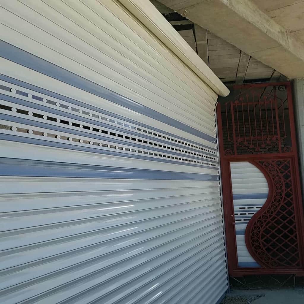 کرکره برقی برای پارکینگ ساختمان با رمپ شیب‌دار
