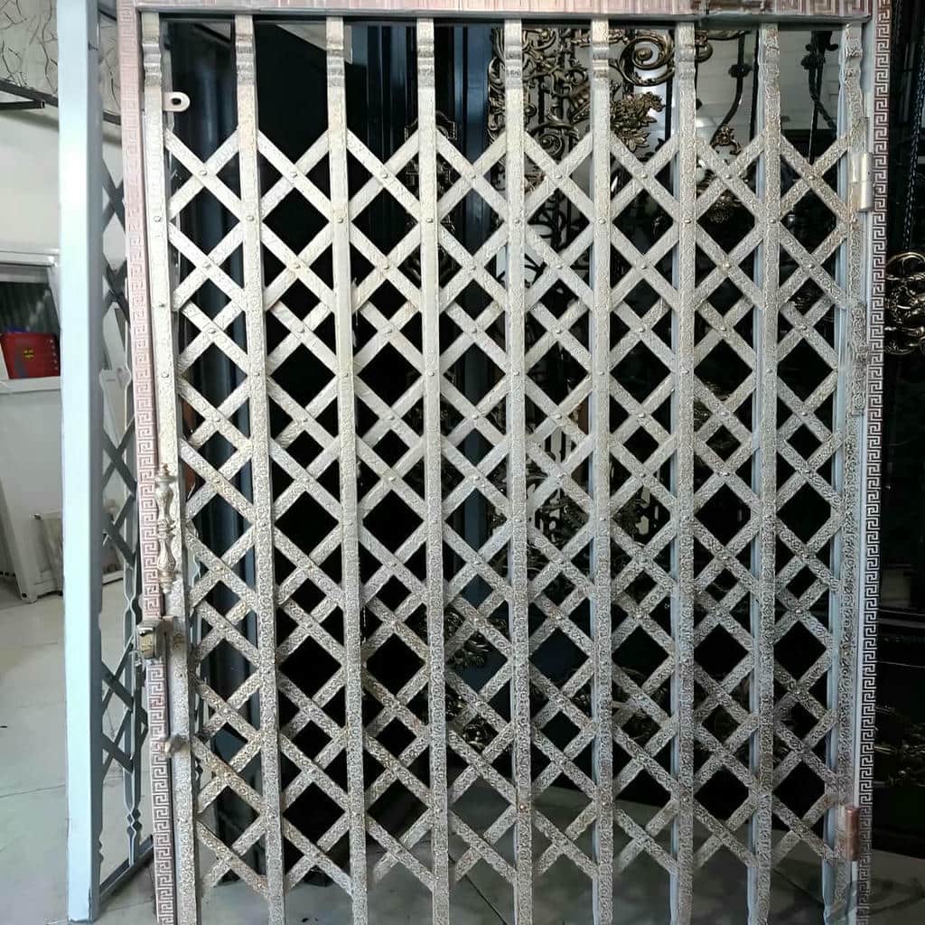 گارد درب ورودی با طراحی جمع شونده