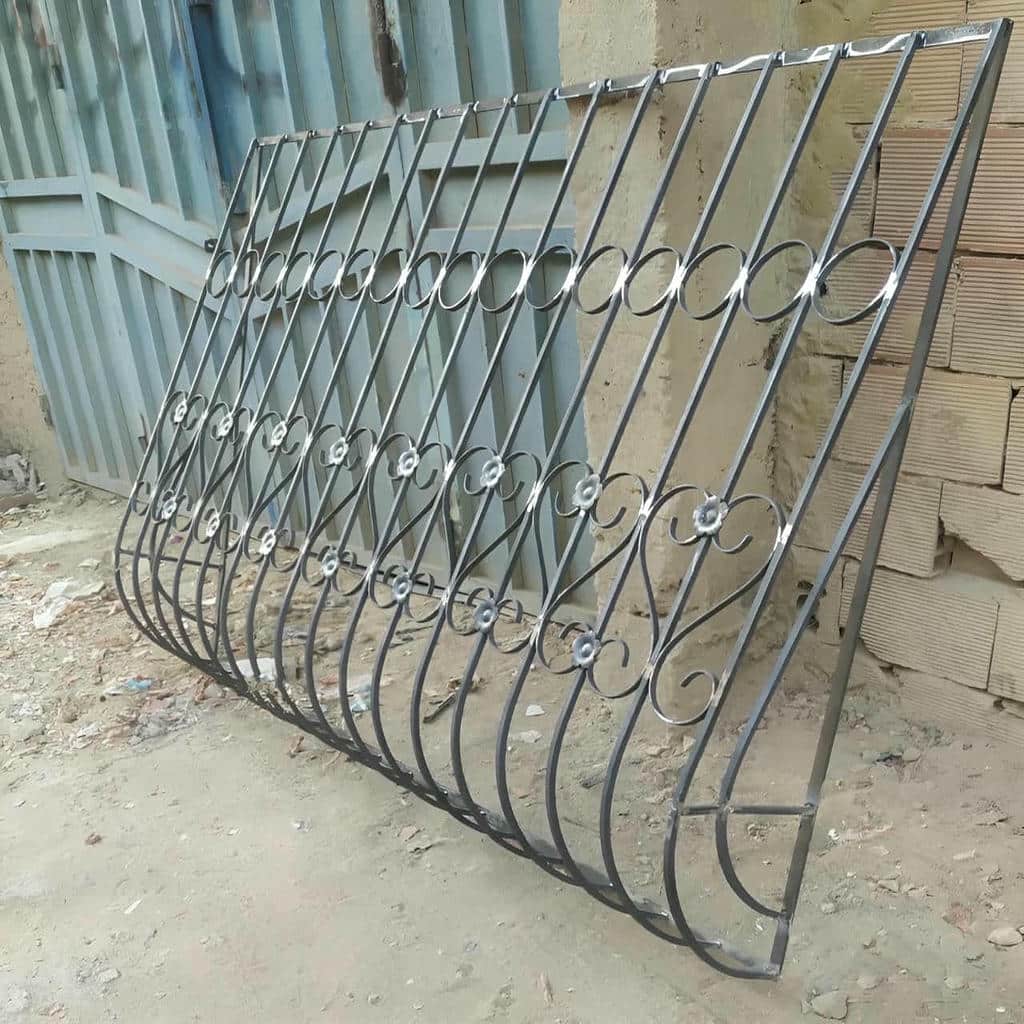 گارد فلزی متناسب با لنگه بازشونده به بیرون