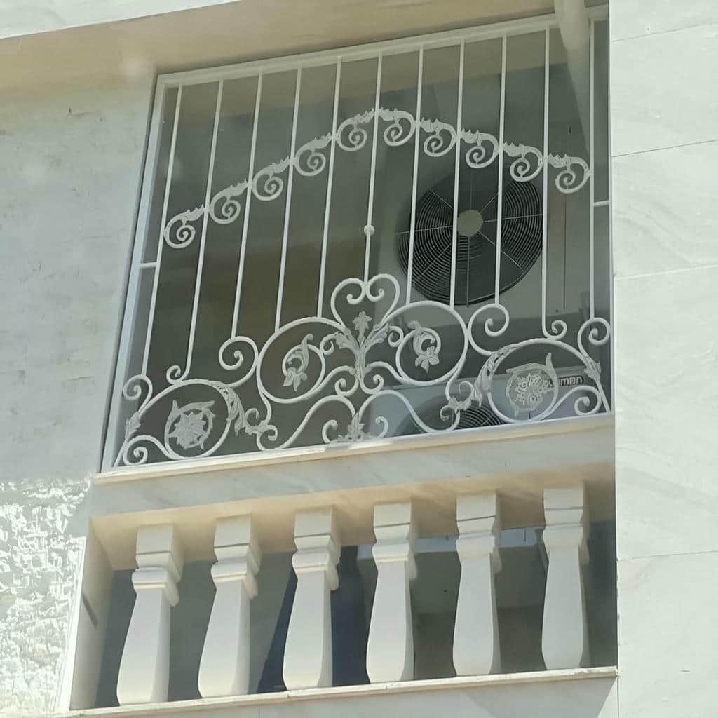 گارد فلزی مشکی مقابل پنجره رو به حیاط