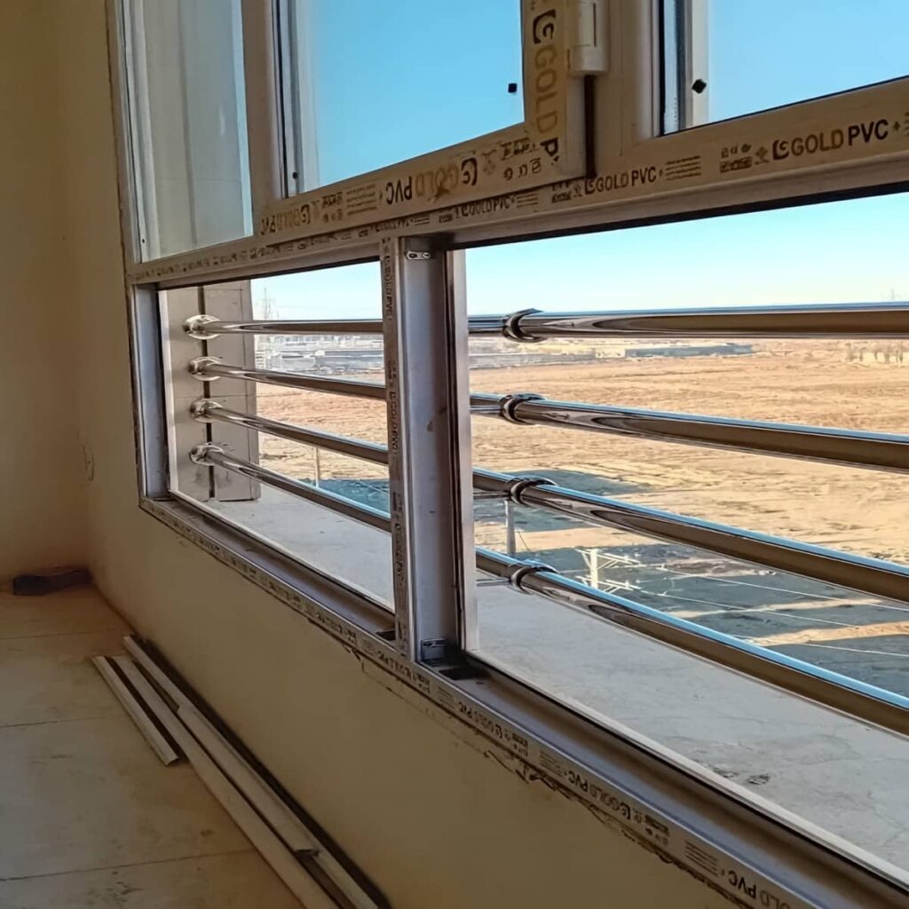گارد پنجره با پرداخت براق هماهنگ با نما